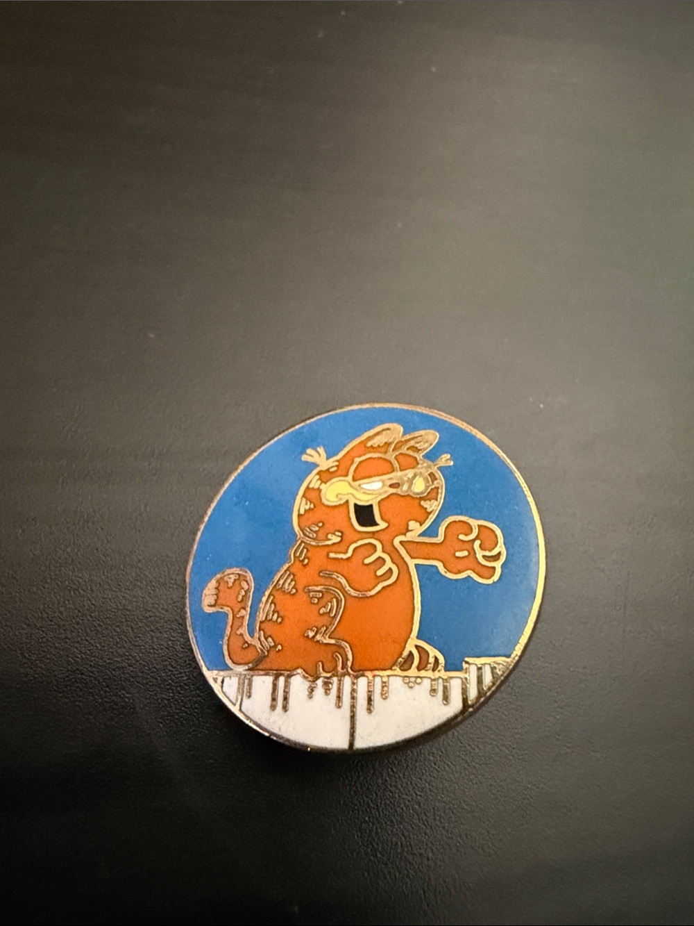 Garfield On The Fence Caterwauling Lapel Enamel Pin - 1978 Vintage